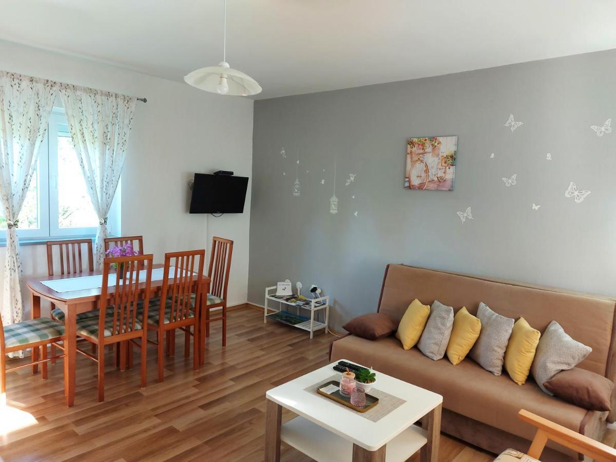 Apartment Rosie สโมลยานัซ ภายนอก รูปภาพ